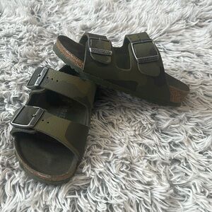 Kids Birkenstocks army color in size 26